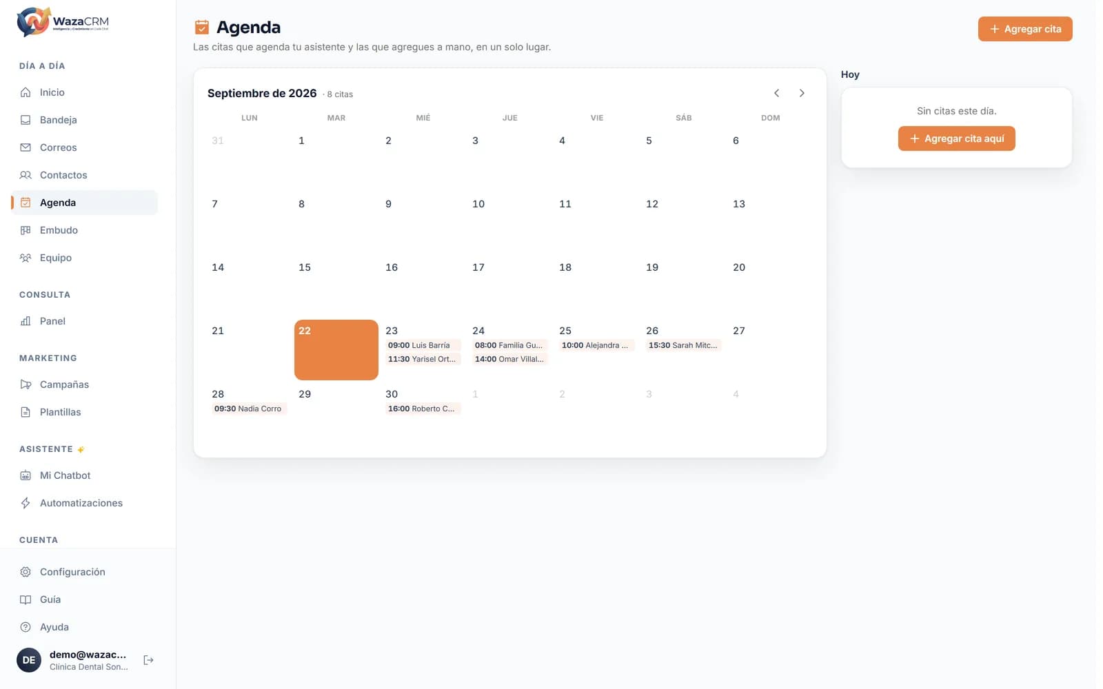 El calendario de Agenda de WazaCRM con las citas del mes distribuidas por día, agendadas por el asistente y a mano