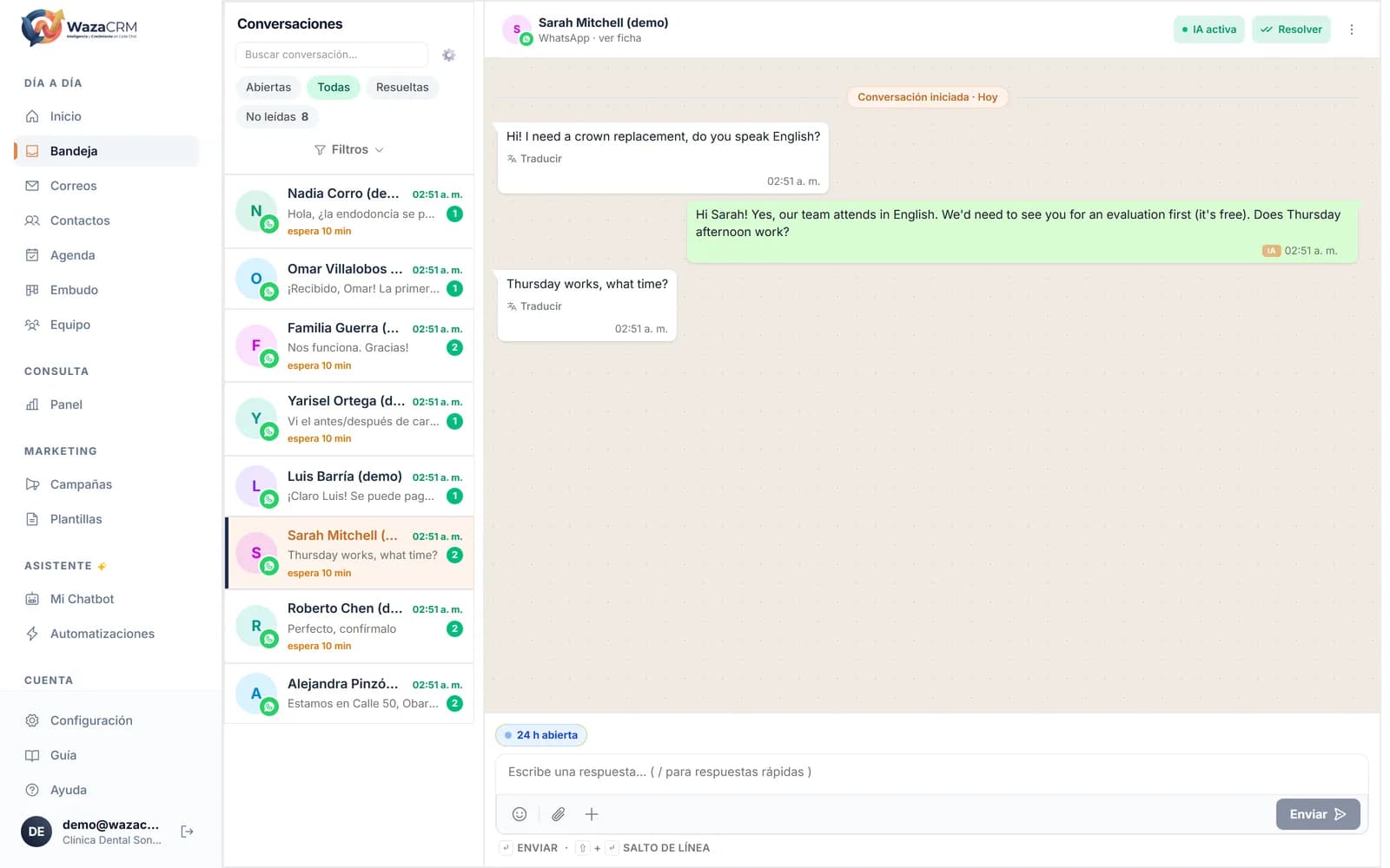La Bandeja compartida de WazaCRM con la lista de conversaciones de WhatsApp a la izquierda y el hilo abierto a la derecha