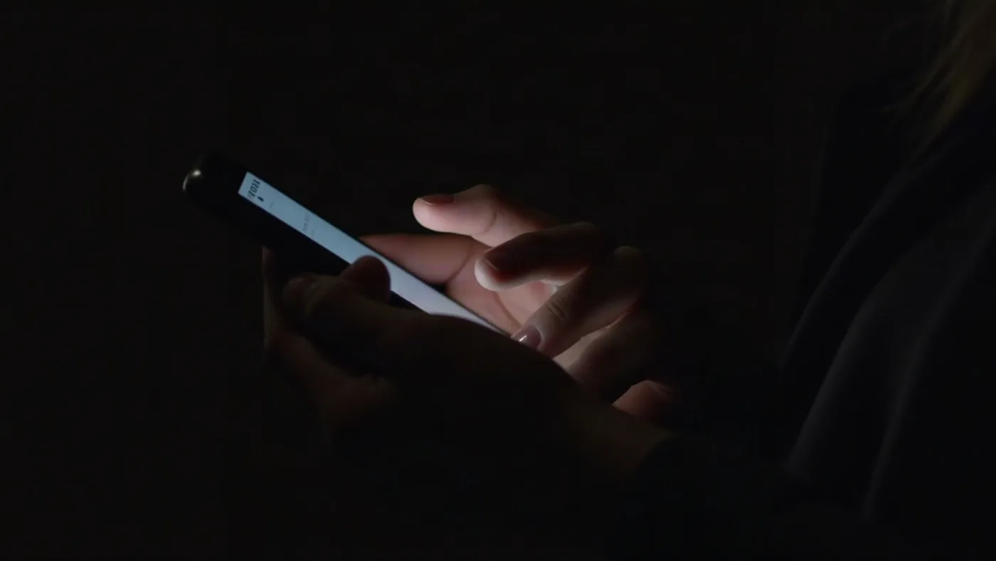 Manos escribiendo un mensaje en un smartphone, cliente consultando fuera de horario